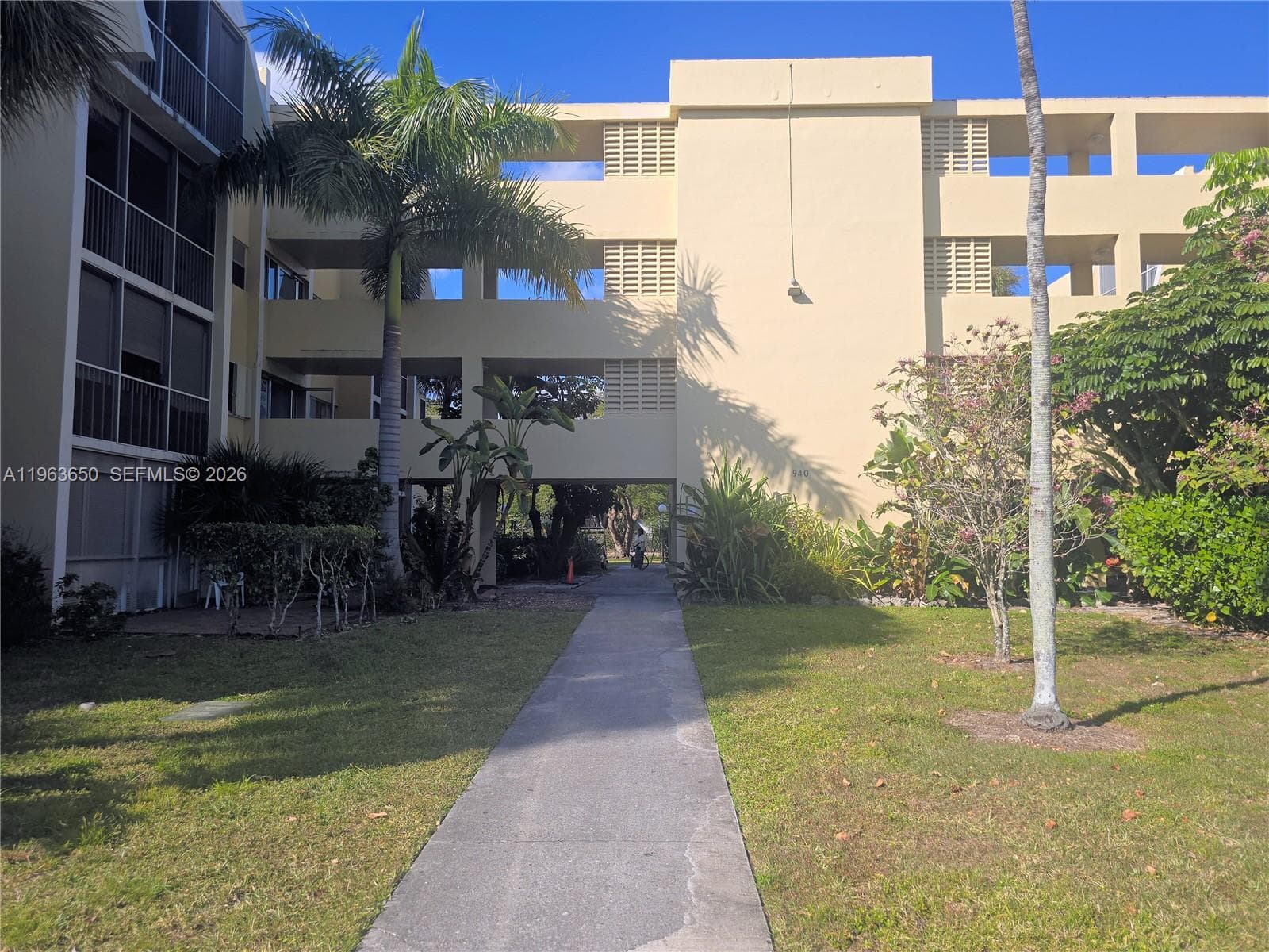 940 NE 199th St # 114, Miami FL 33179