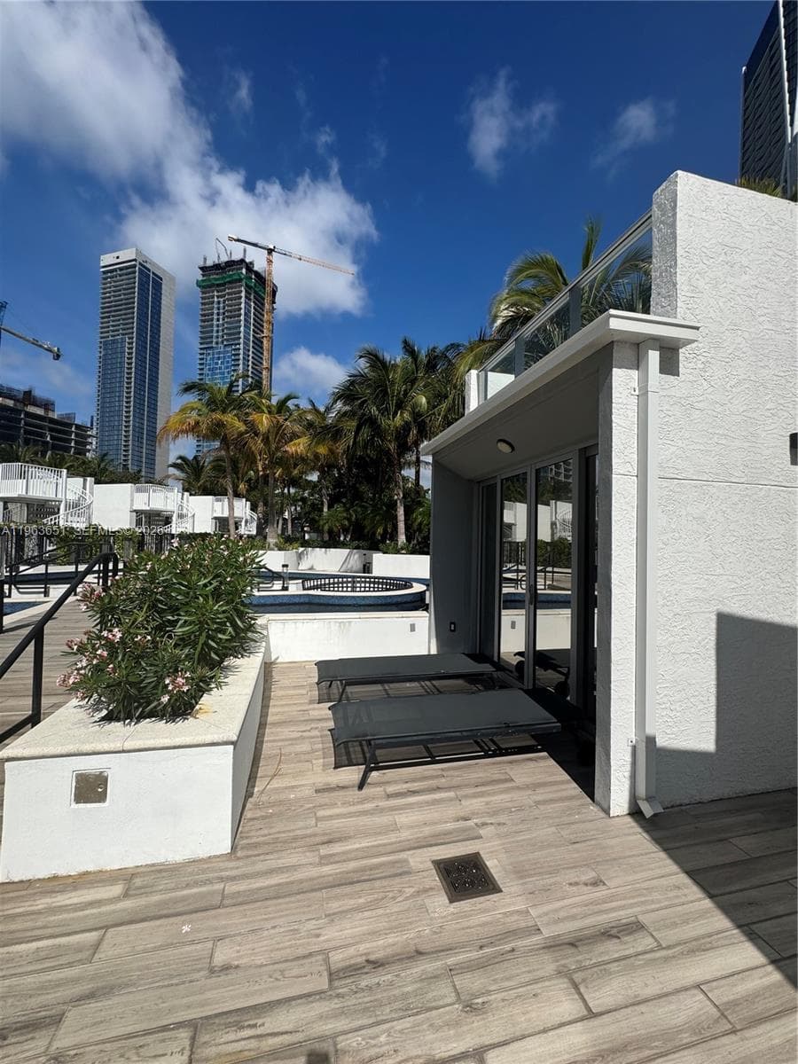 851 NE 1st ave # 1, Miami FL 33132