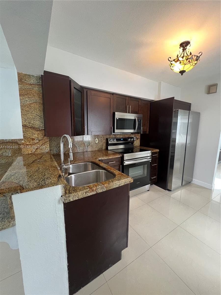 6823 SW 25th St, Miami FL 33155