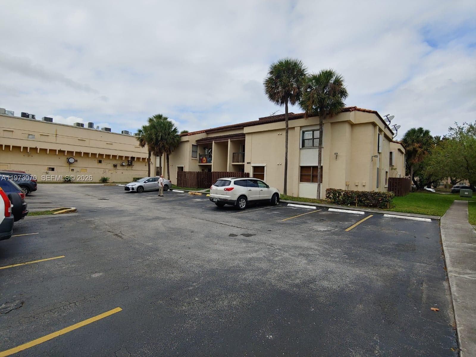 690 W Park Dr # 204, Miami FL 33172