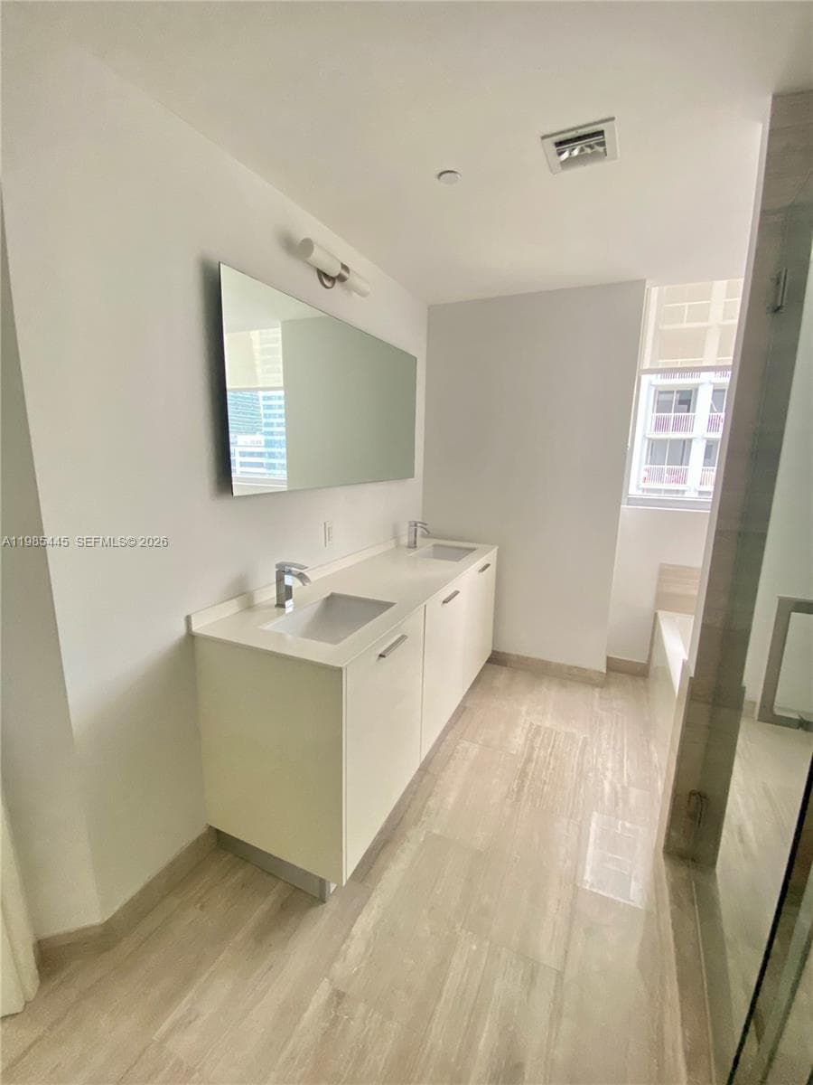 1300 Brickell Bay Dr # 1903, Miami FL 33131