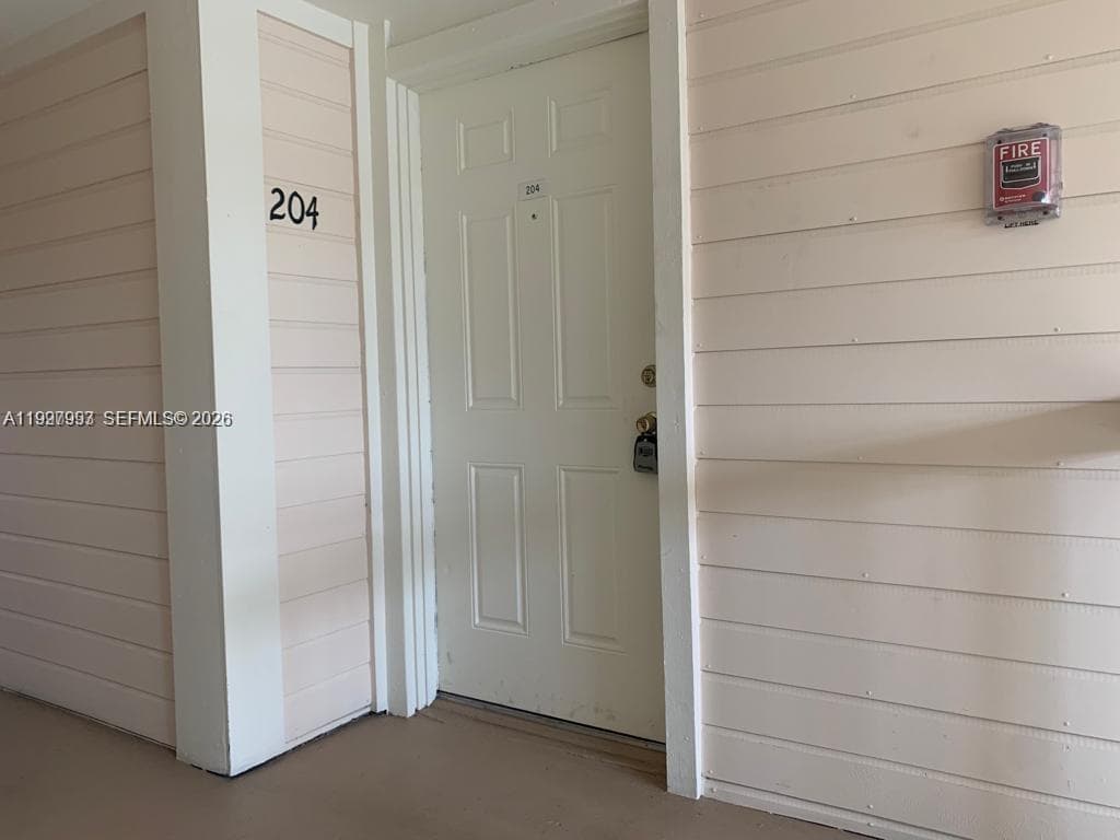 907 NE 199th St # 204, Miami FL 33179