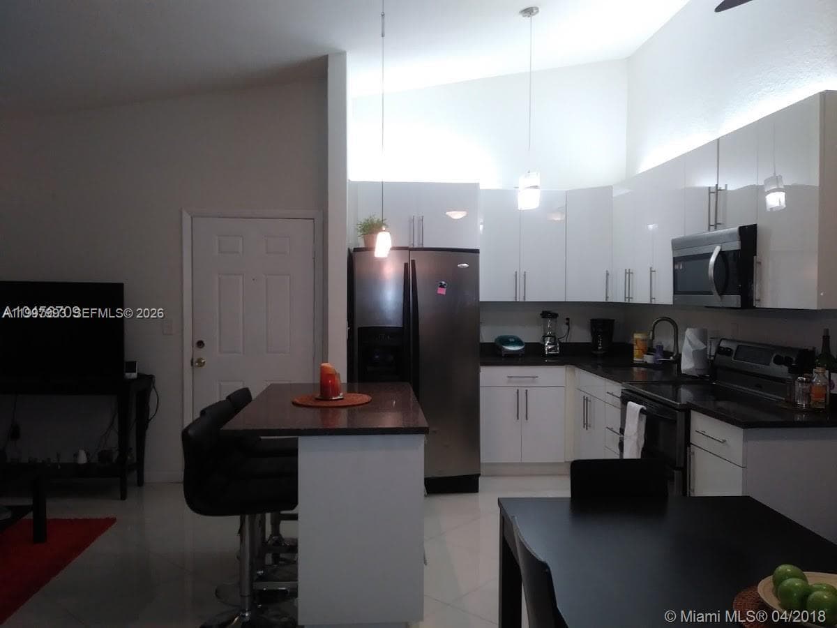 907 NE 199th St # 204, Miami FL 33179