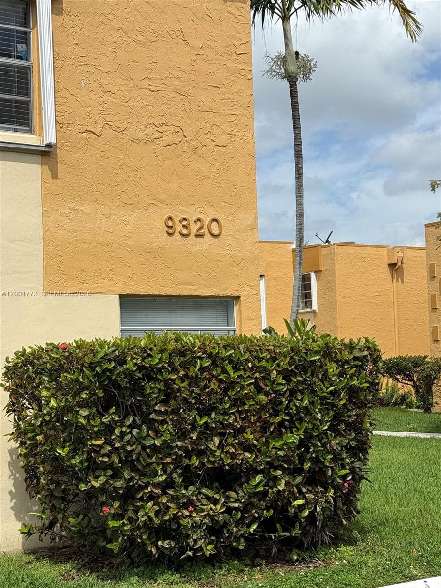 9320 W Flagler St # 201D, Miami FL 33174