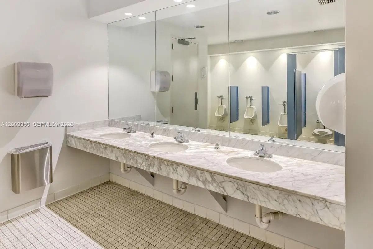1200 Brickell Bay Dr # 1404, Miami FL 33131