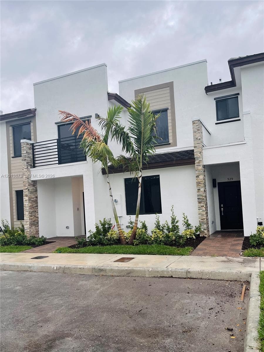 929 NE 211th St, Miami FL 33179