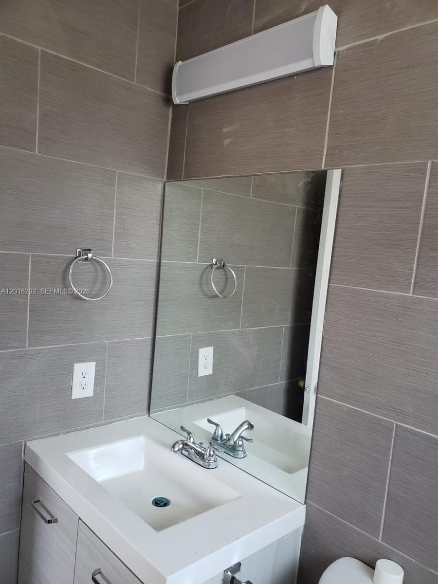 1800 NW 19th St # 9, Miami FL 33125