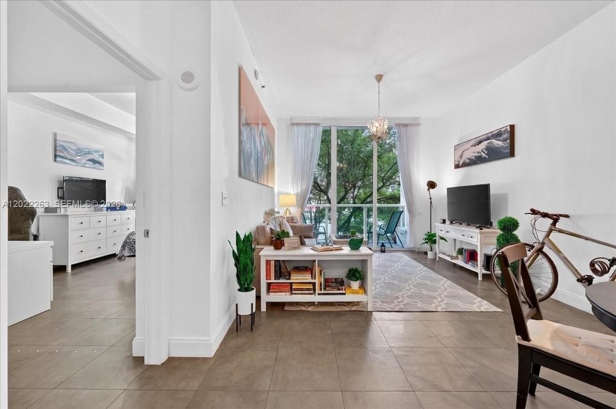 31 SE 5th St # 203, Miami FL 33131