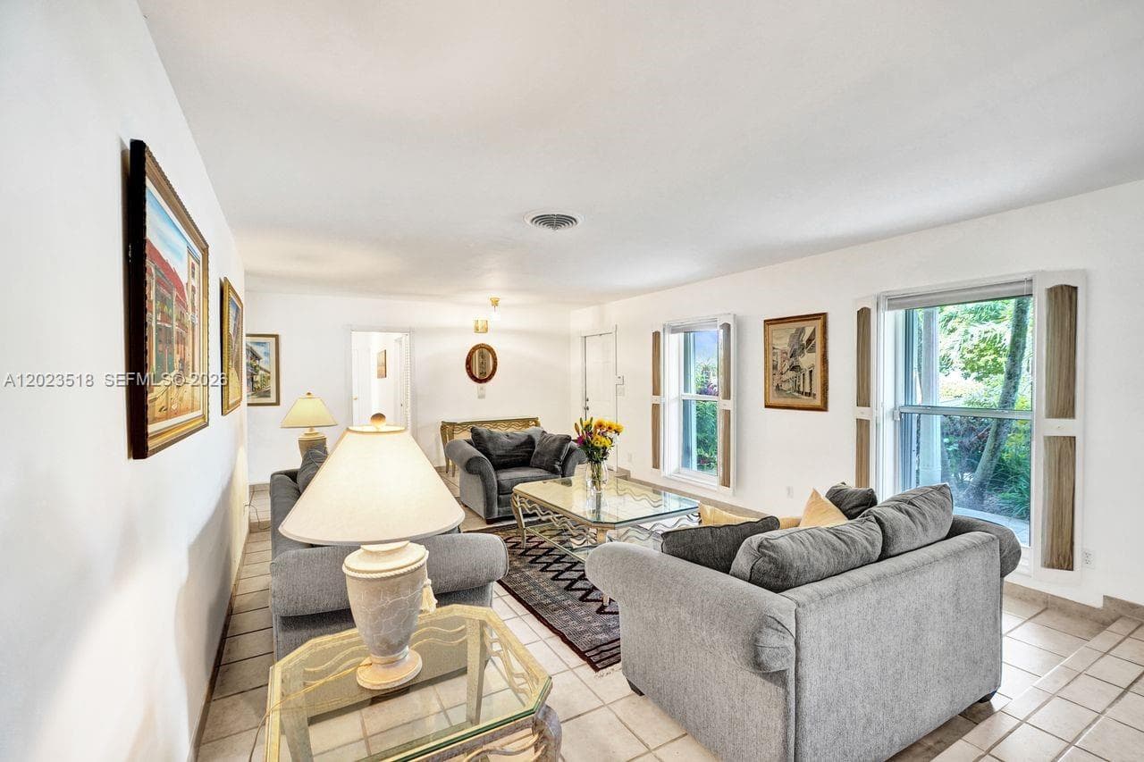 8521 SW 86th Ct, Miami FL 33143