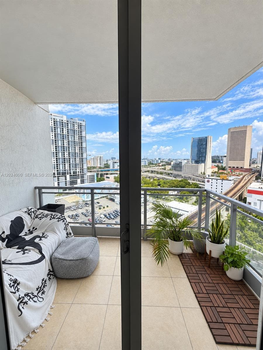 90 SW 3rd St # 1811, Miami FL 33130