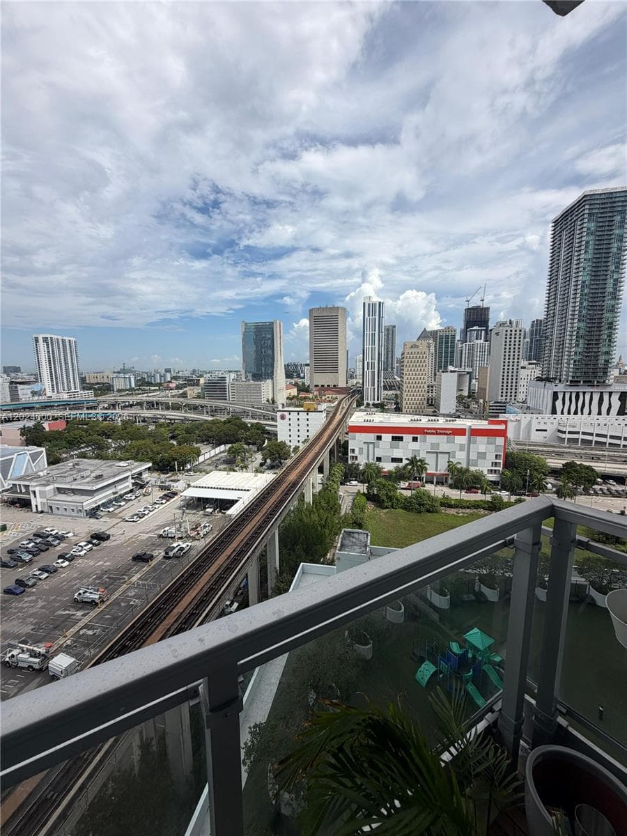 90 SW 3rd St # 1811, Miami FL 33130