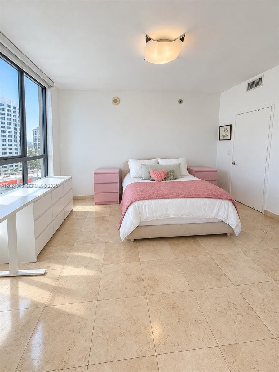90 SW 3rd St # 1811, Miami FL 33130