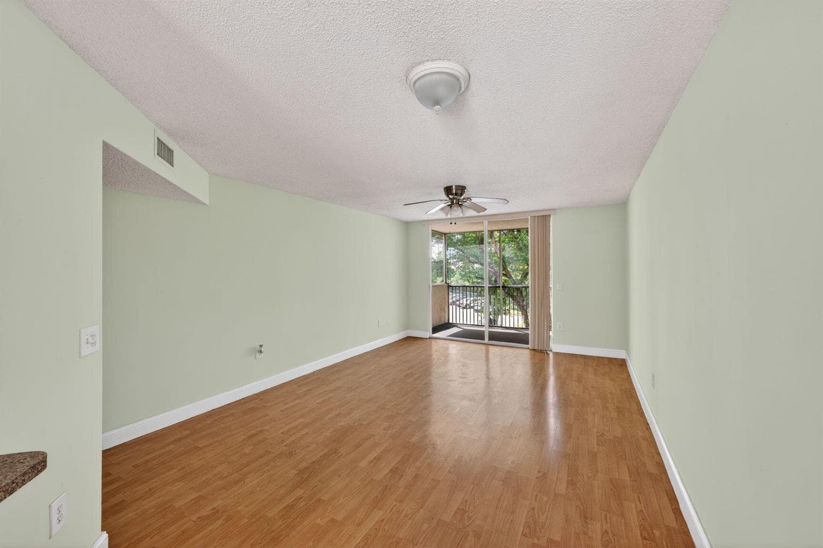 8373 Lake Drive Apt 307, Doral FL 33166