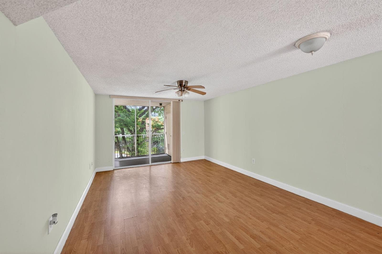 8373 Lake Drive Apt 307, Doral FL 33166