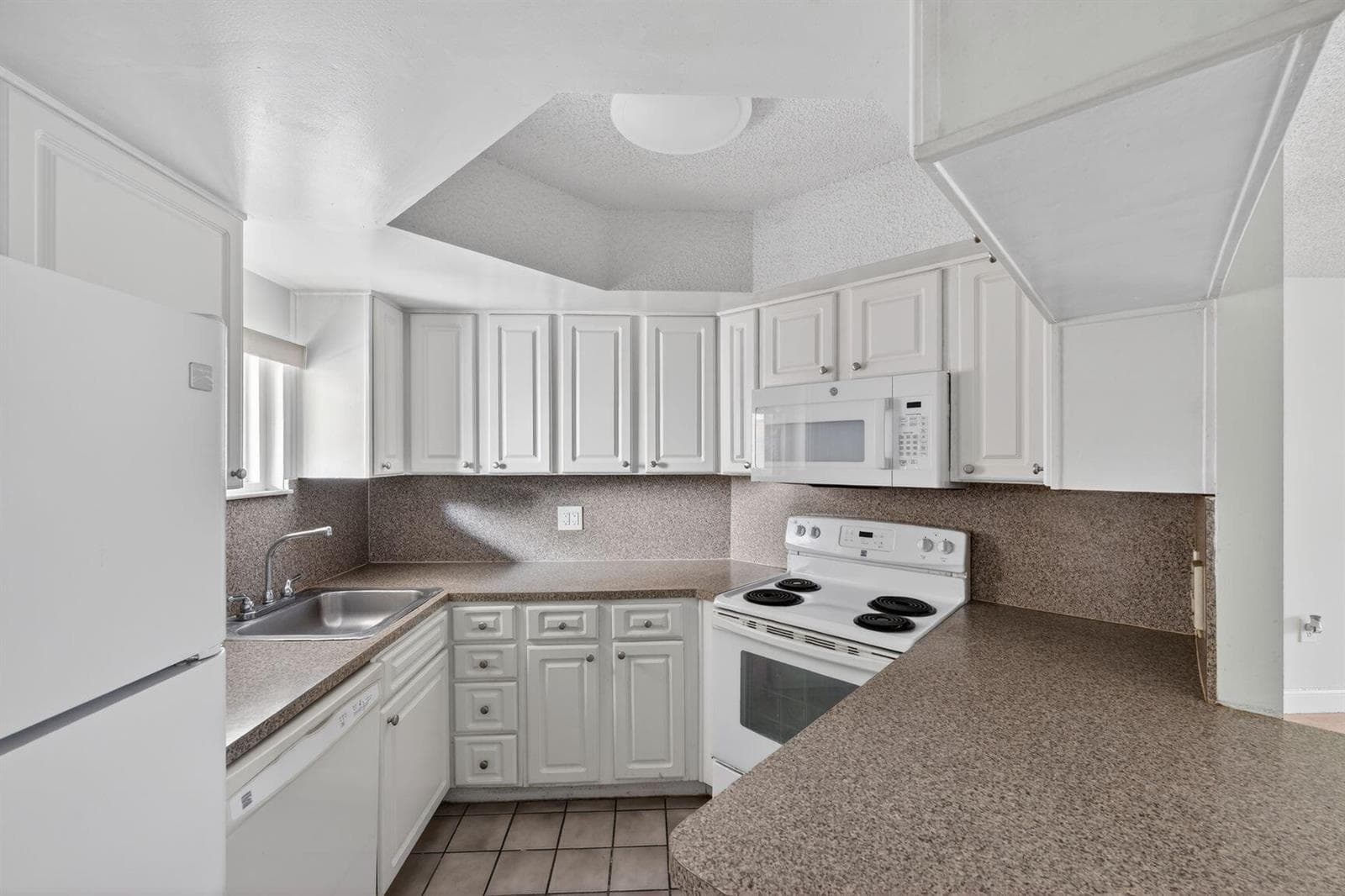 8373 Lake Drive Apt 307, Doral FL 33166