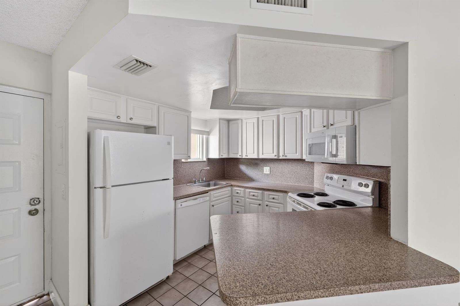 8373 Lake Drive Apt 307, Doral FL 33166