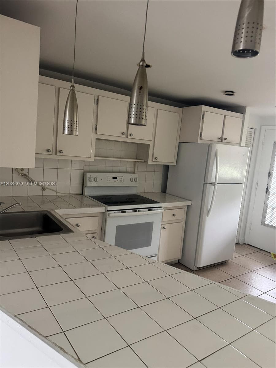 1710 NE 191st St # 3, Miami FL 33179