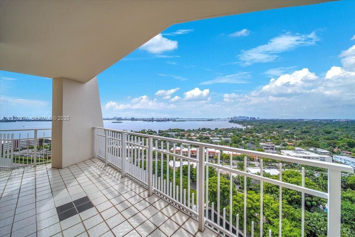 1000 Quayside Ter # 10, Miami FL 33138