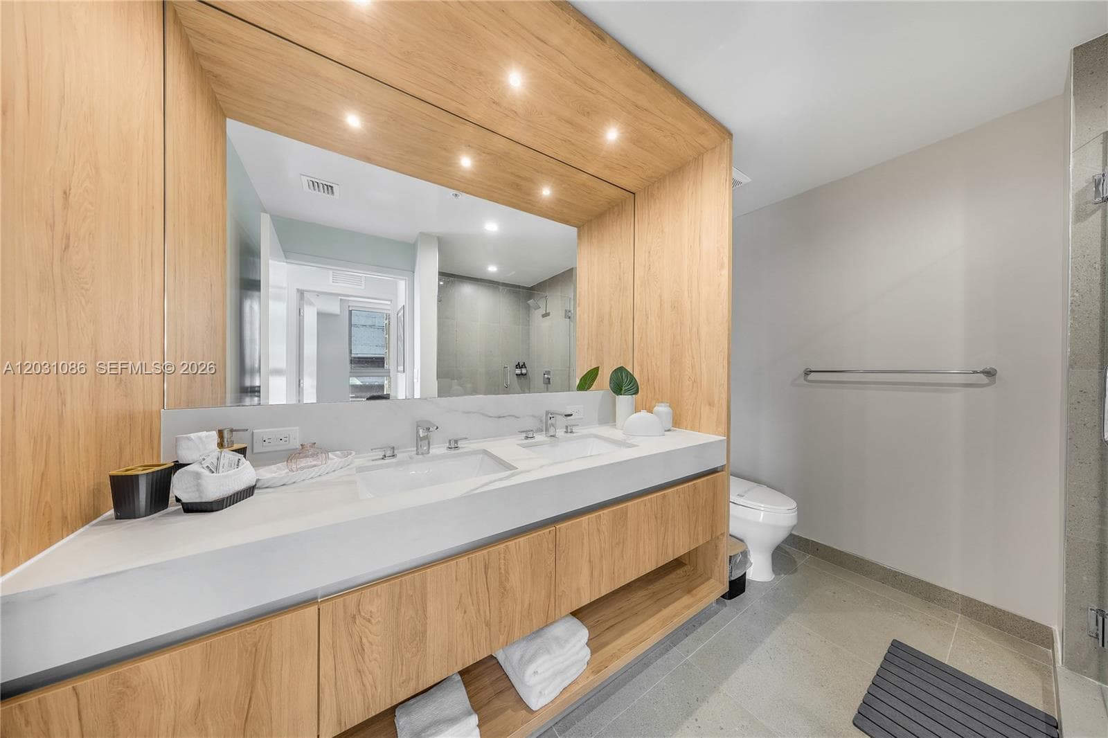 11 NE 6th St # 301, Miami FL 33132