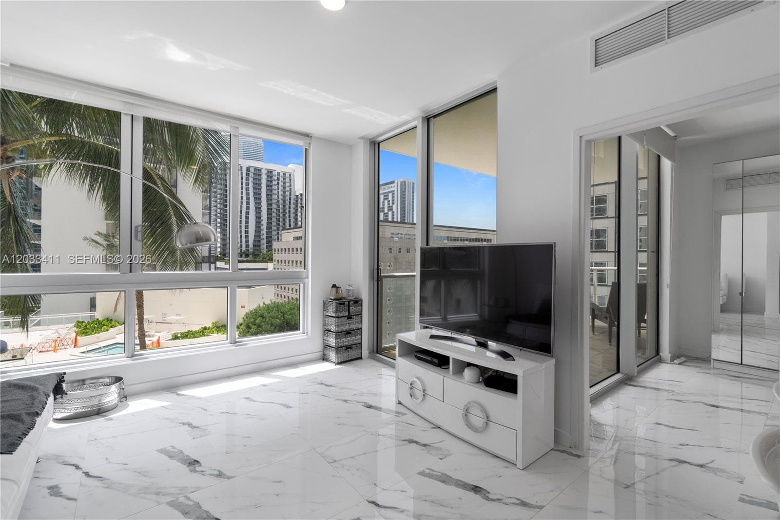 300 S Biscayne Blvd # 1411, Miami FL 33131