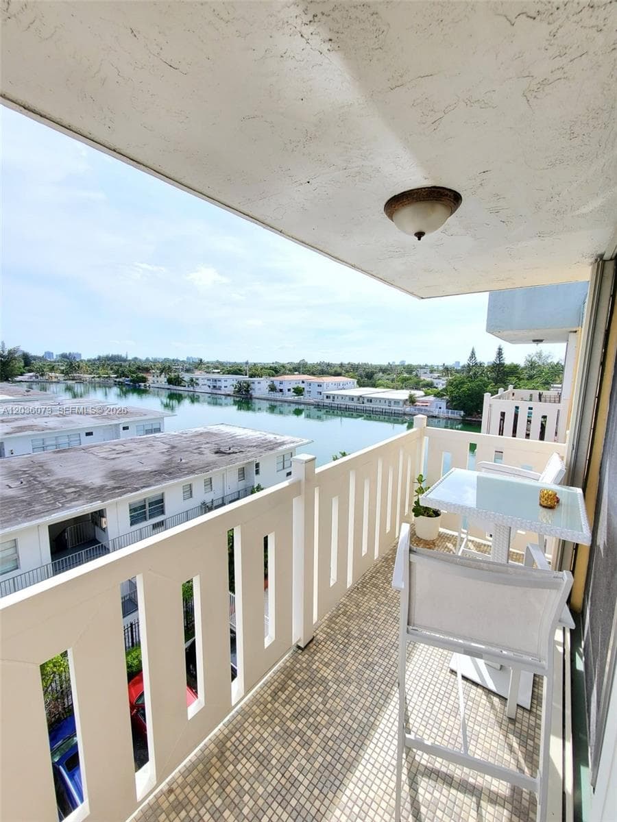 7900 Tatum Waterway Dr # 502, Miami Beach FL 33141
