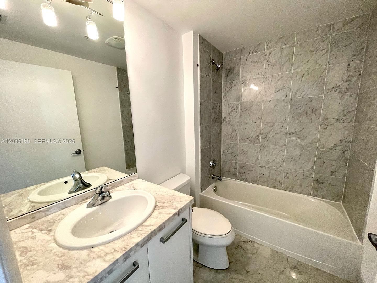 253 NE 2nd St # 2108, Miami FL 33132