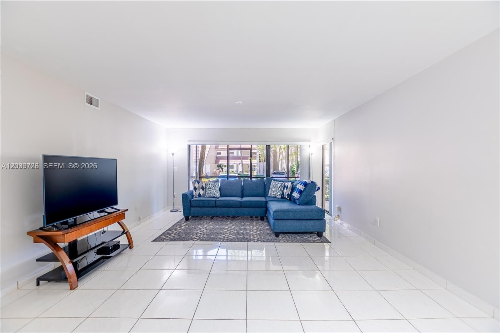 601 Ives Dairy Rd # 8, Miami FL 33179
