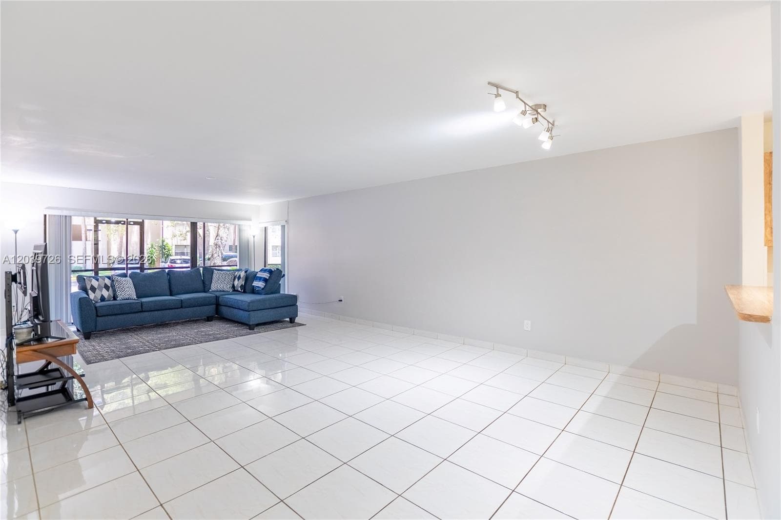 601 Ives Dairy Rd # 8, Miami FL 33179