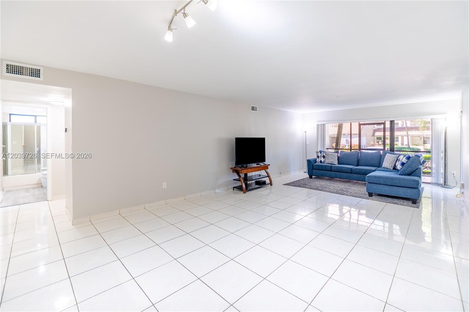 601 Ives Dairy Rd # 8, Miami FL 33179