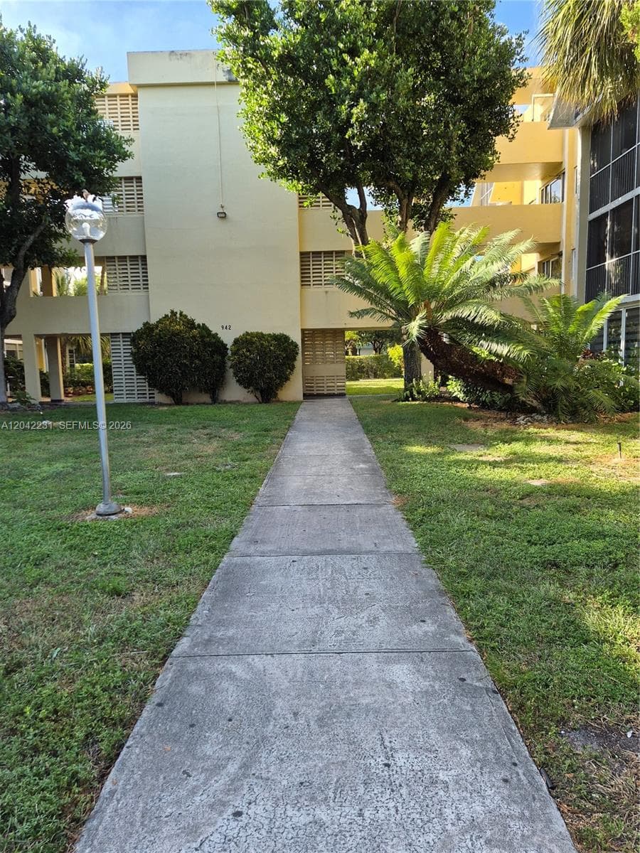 942 NE 199th St # 4G, Miami FL 33179