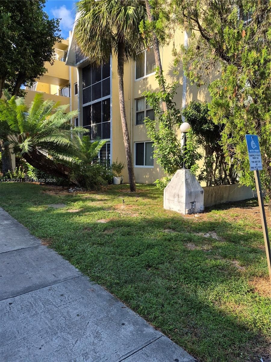 942 NE 199th St # 4G, Miami FL 33179