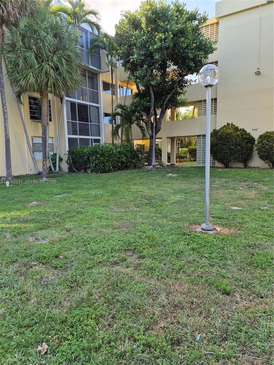 942 NE 199th St # 4G, Miami FL 33179