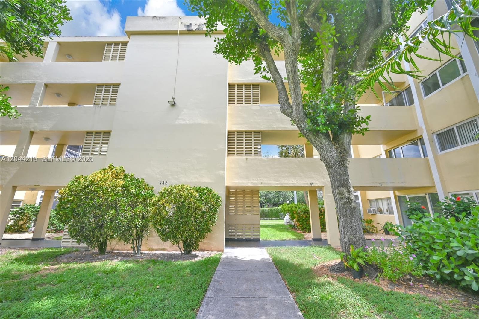 942 NE 199th St # 4E, Miami FL 33179
