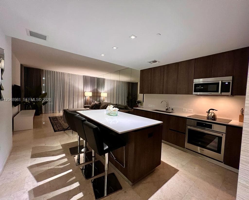 88 SW 7th St # 808, Miami FL 33130