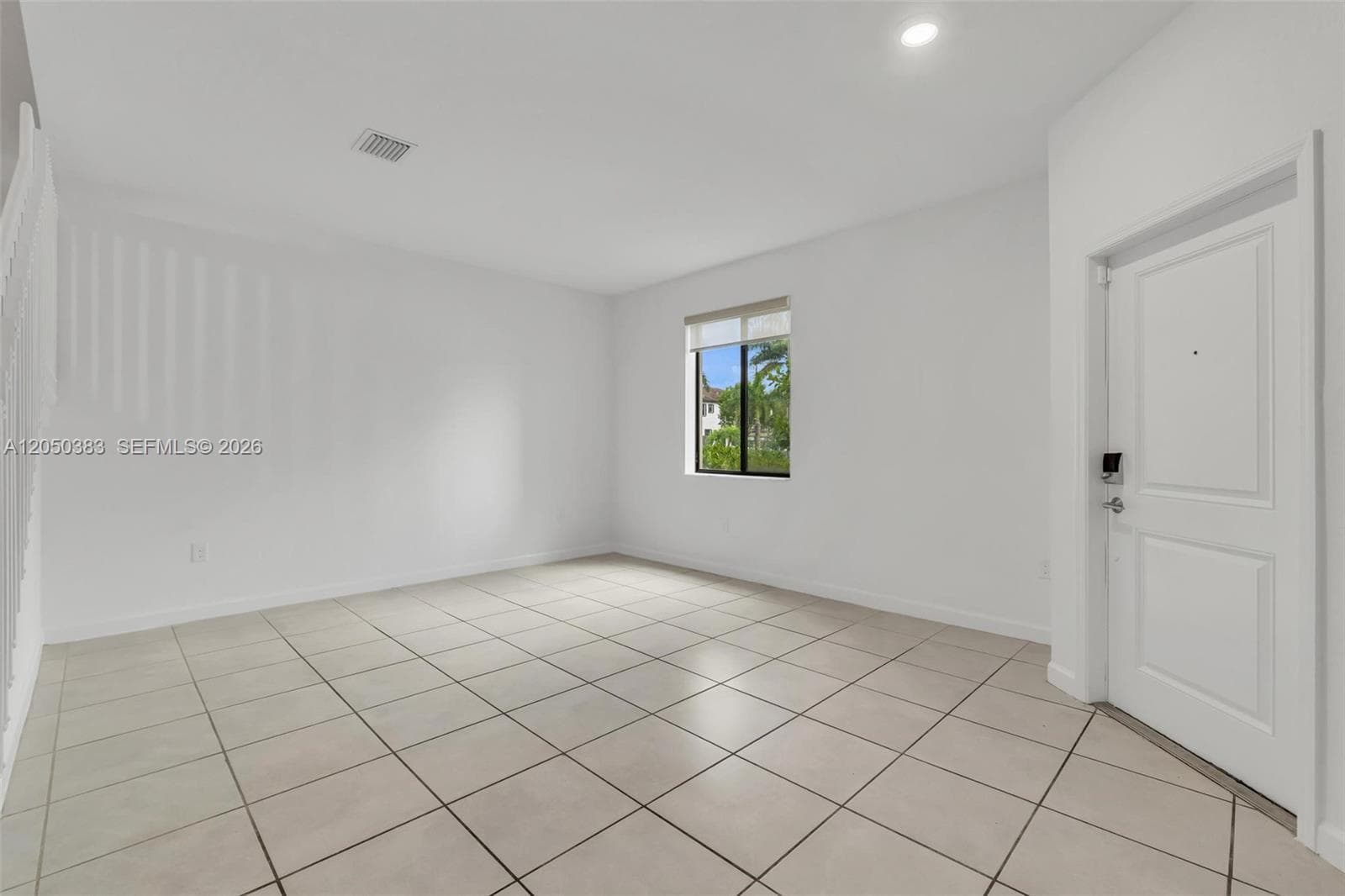 582 NE 207th St, Miami FL 33179