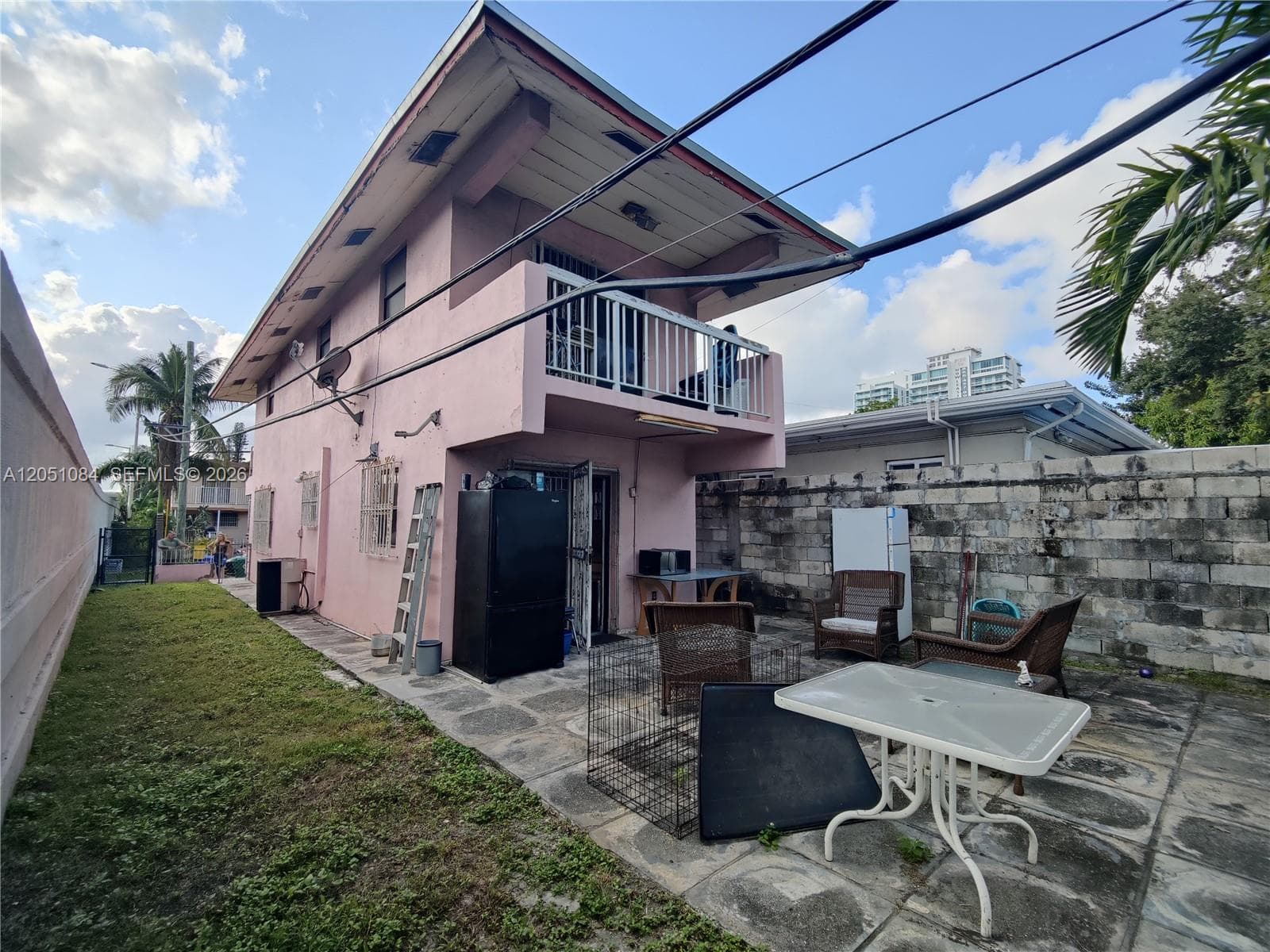 945 NW 19th Ave, Miami FL 33125