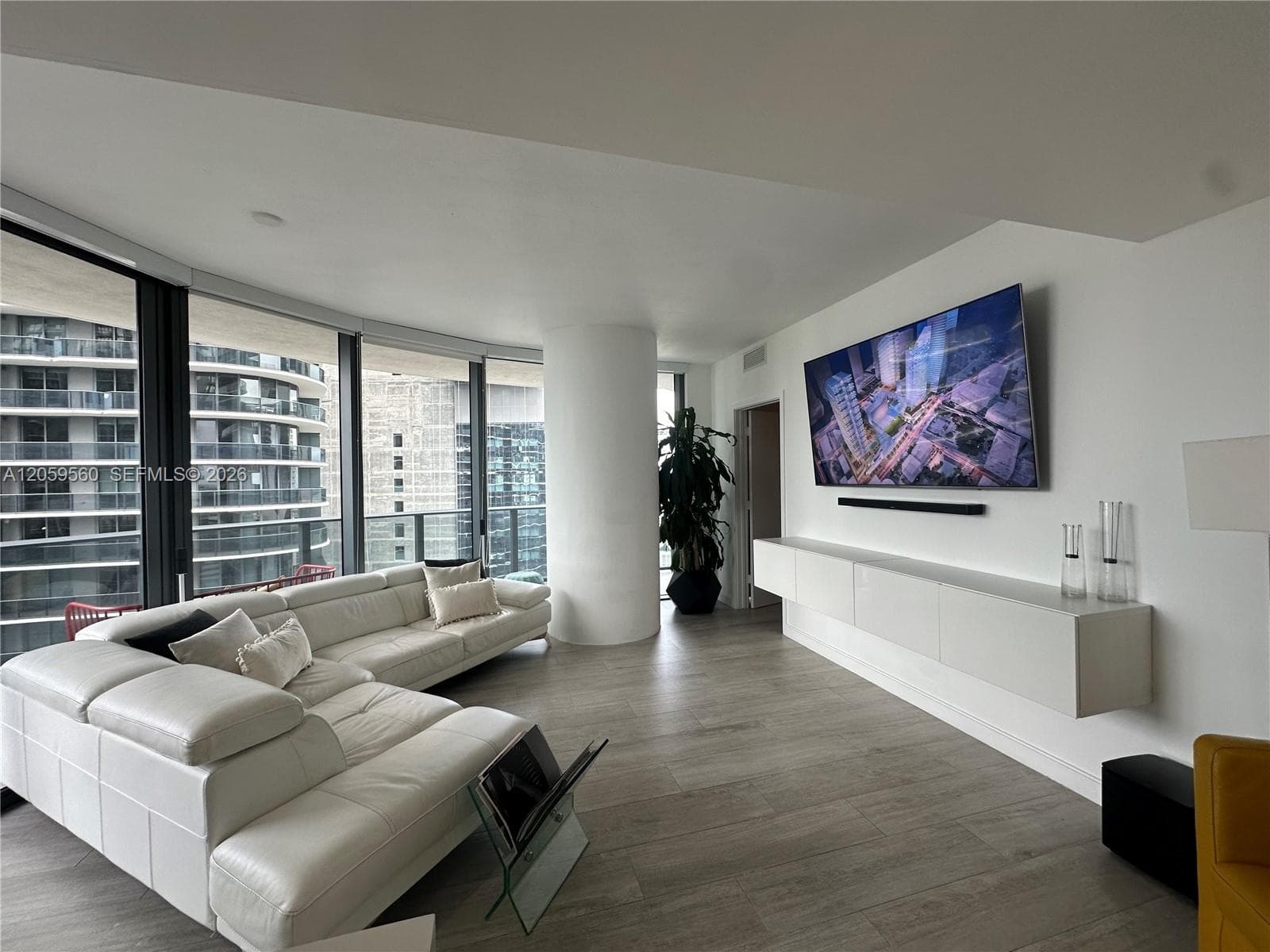 45 SW 9th St # 2501, Miami FL 33130