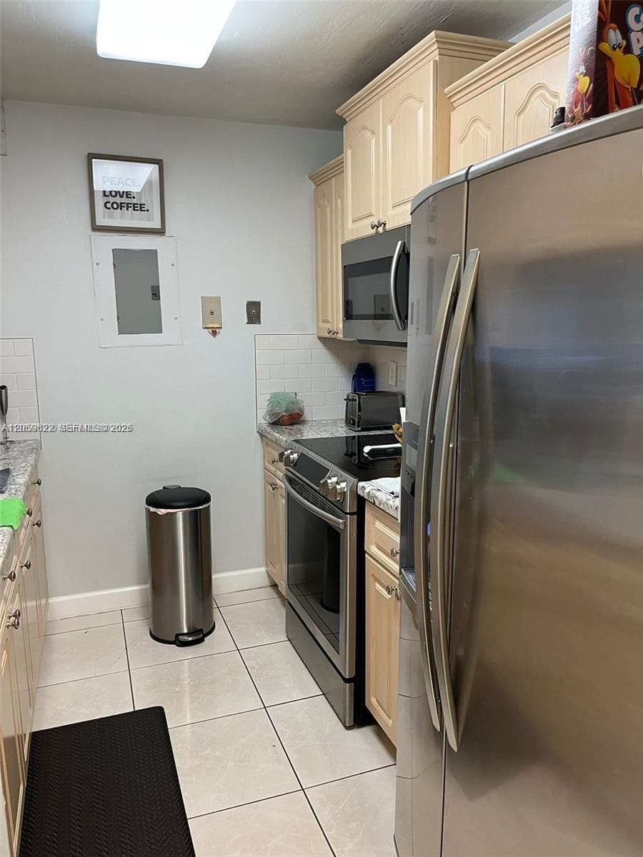 10135 NW 9th St Cir # 208, Miami FL 33172