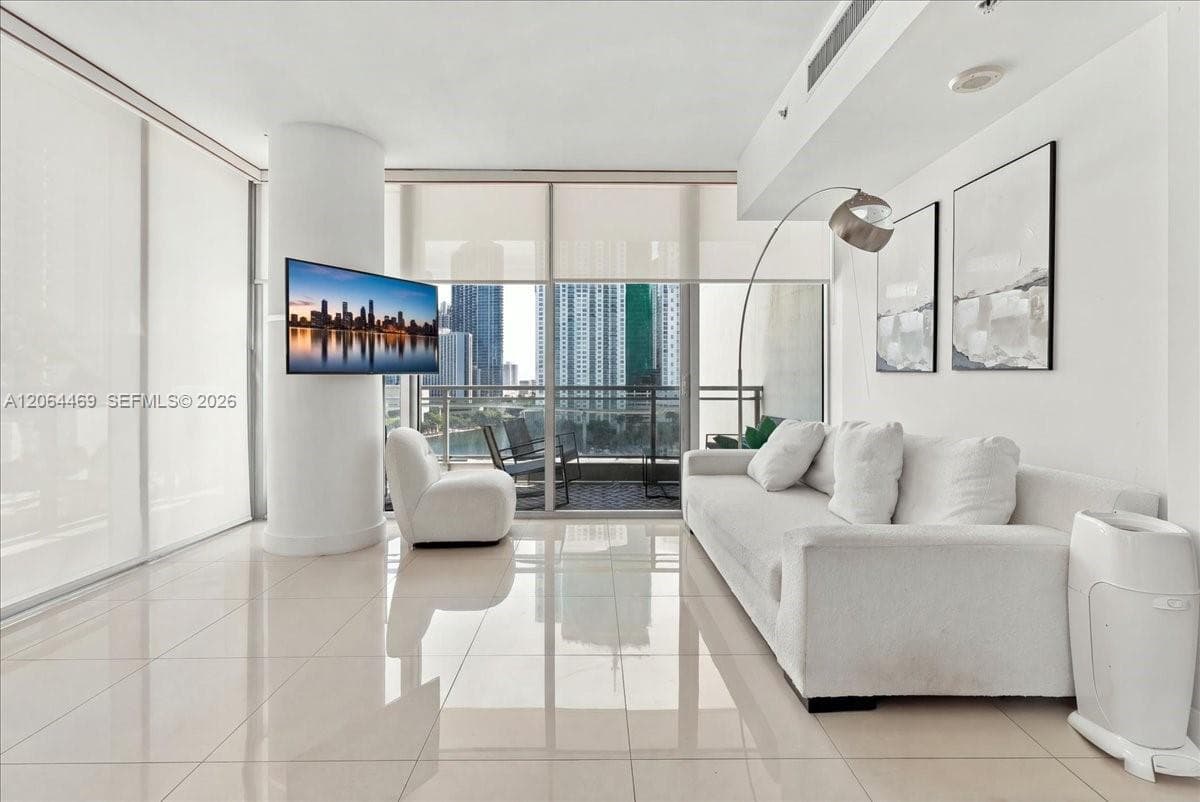 92 SW 3rd St # 1210, Miami FL 33130