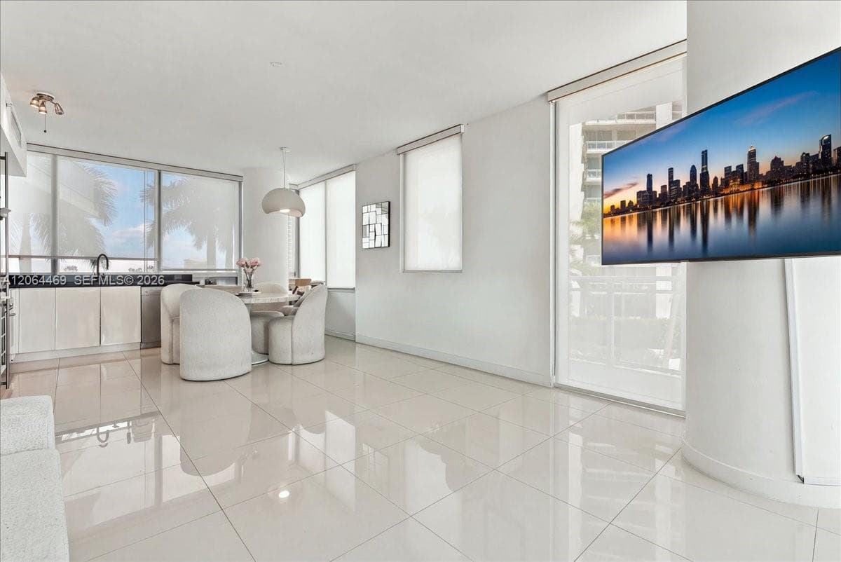 92 SW 3rd St # 1210, Miami FL 33130
