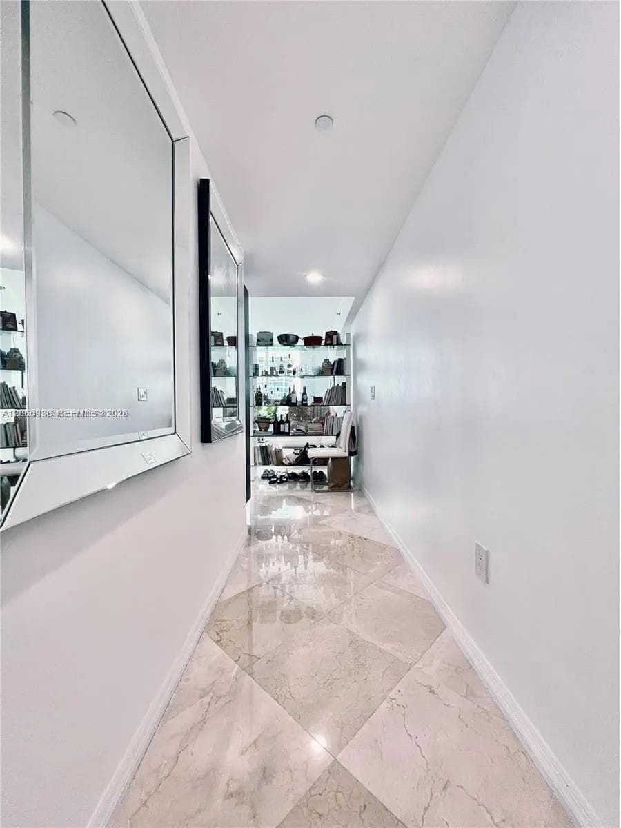 950 Brickell Bay Dr # 1807, Miami FL 33131