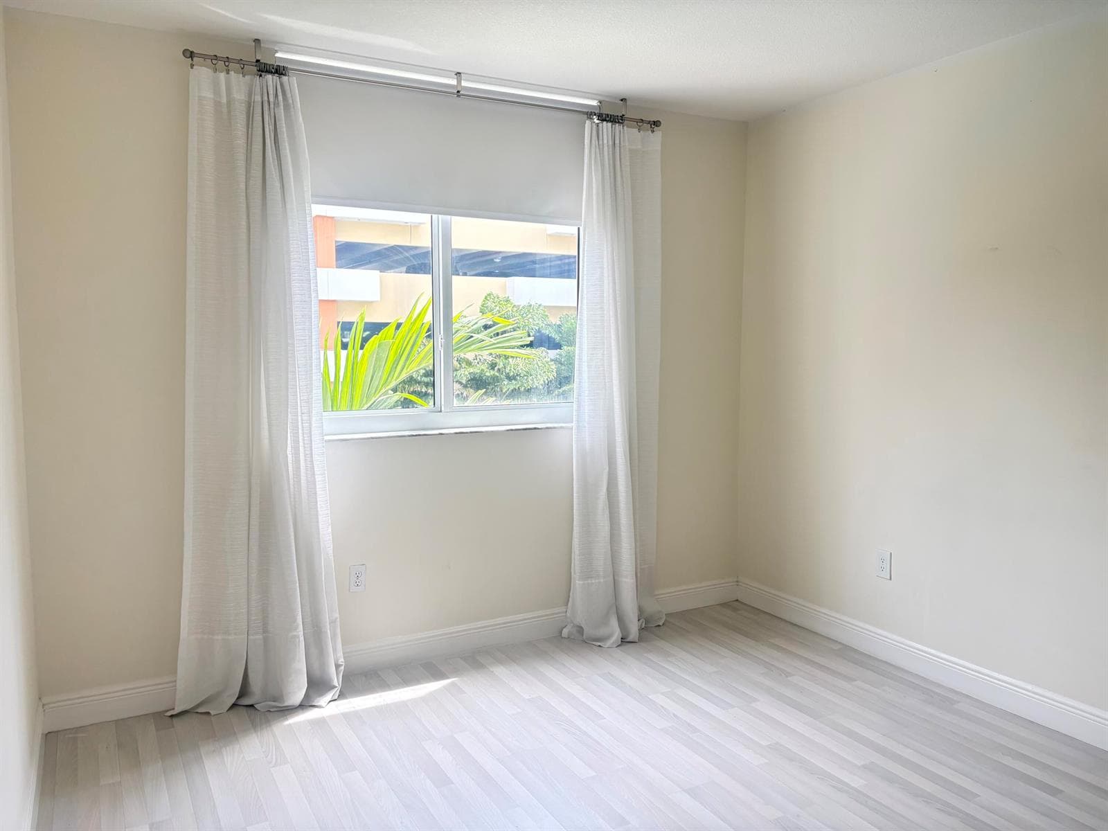 2775 NE 187th Street # 325, Miami FL 33180
