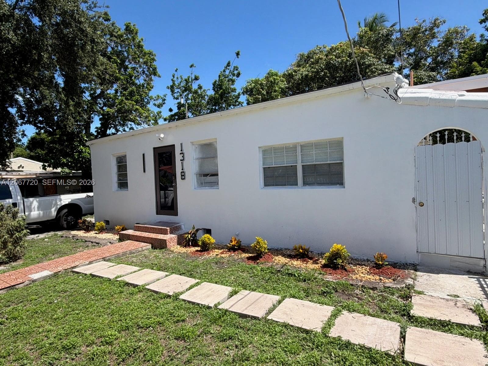 1318 NW 34th St, Miami FL 33142