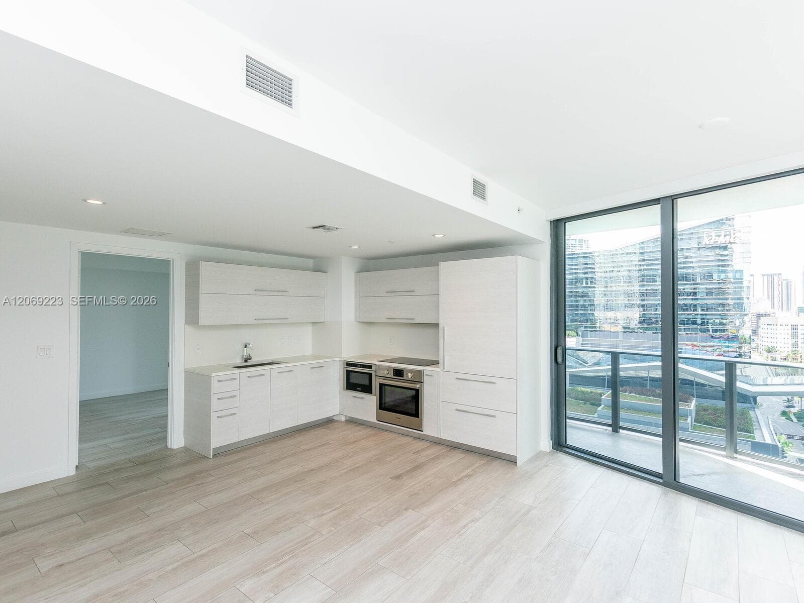45 SW 9th St # 1201, Miami FL 33130
