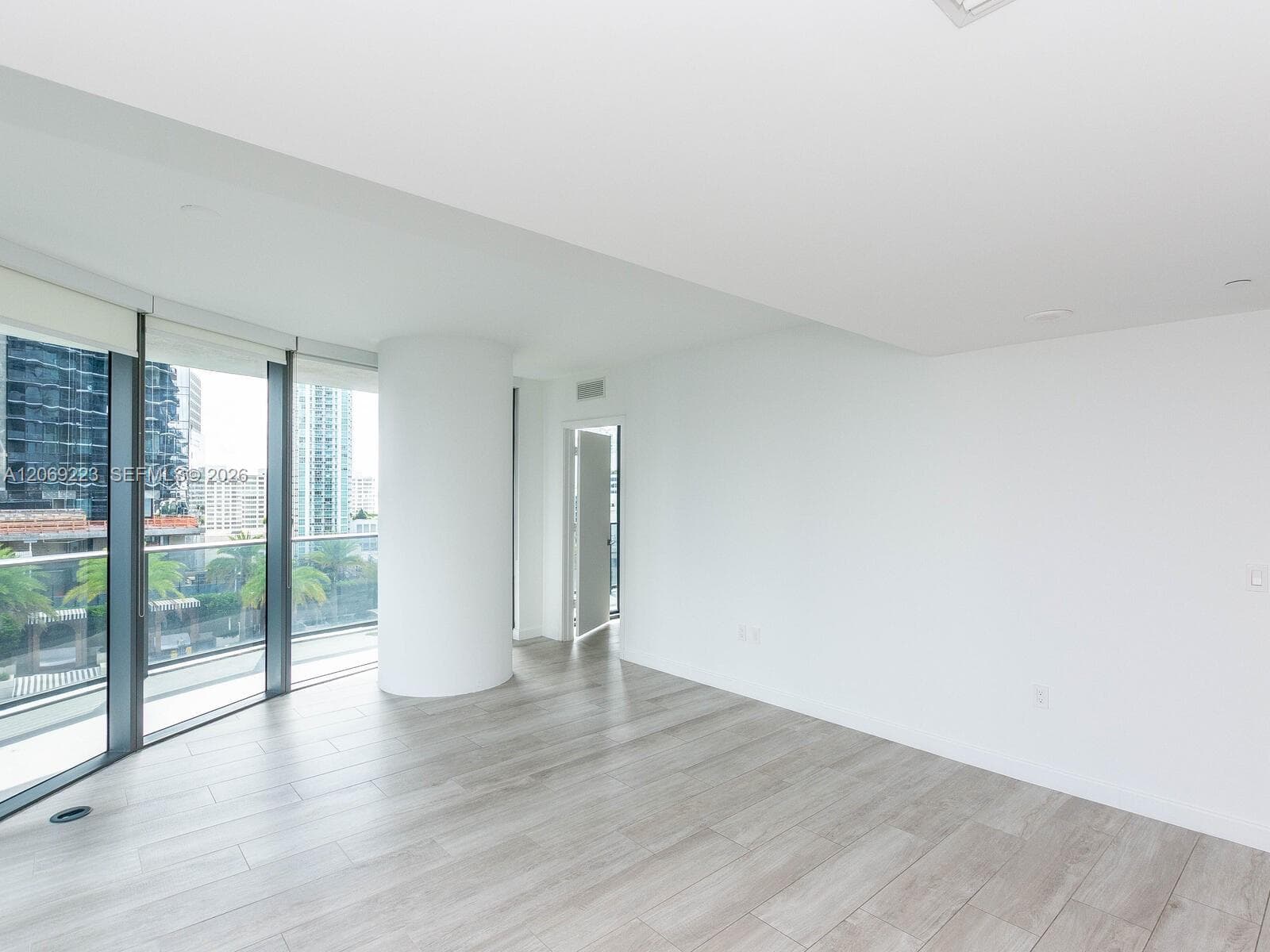 45 SW 9th St # 1201, Miami FL 33130