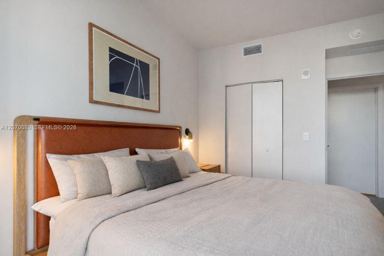 11 NE 6th # 1210, Miami FL 33132