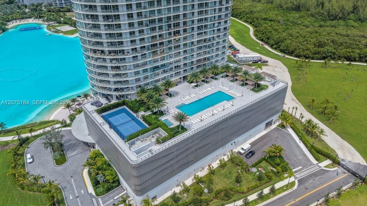 2411 Laguna Cir # 1402, Miami FL 33181