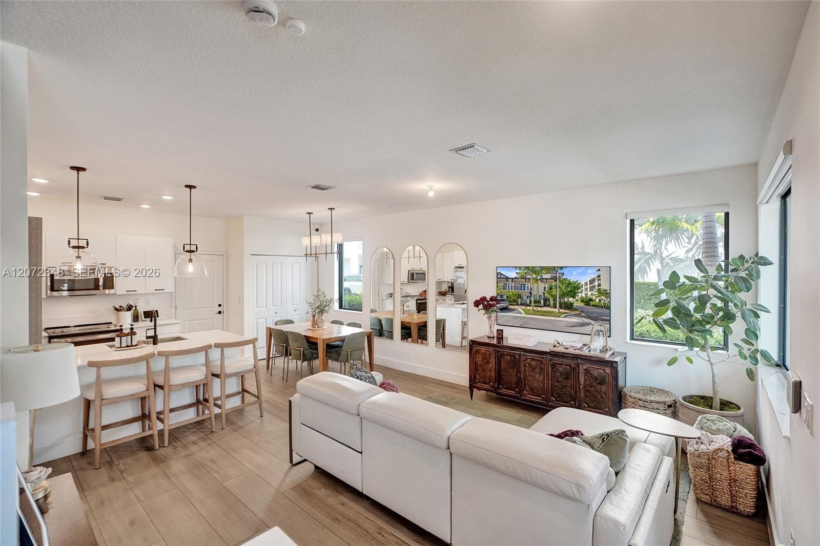 8166 NW 42nd St, Doral FL 33166
