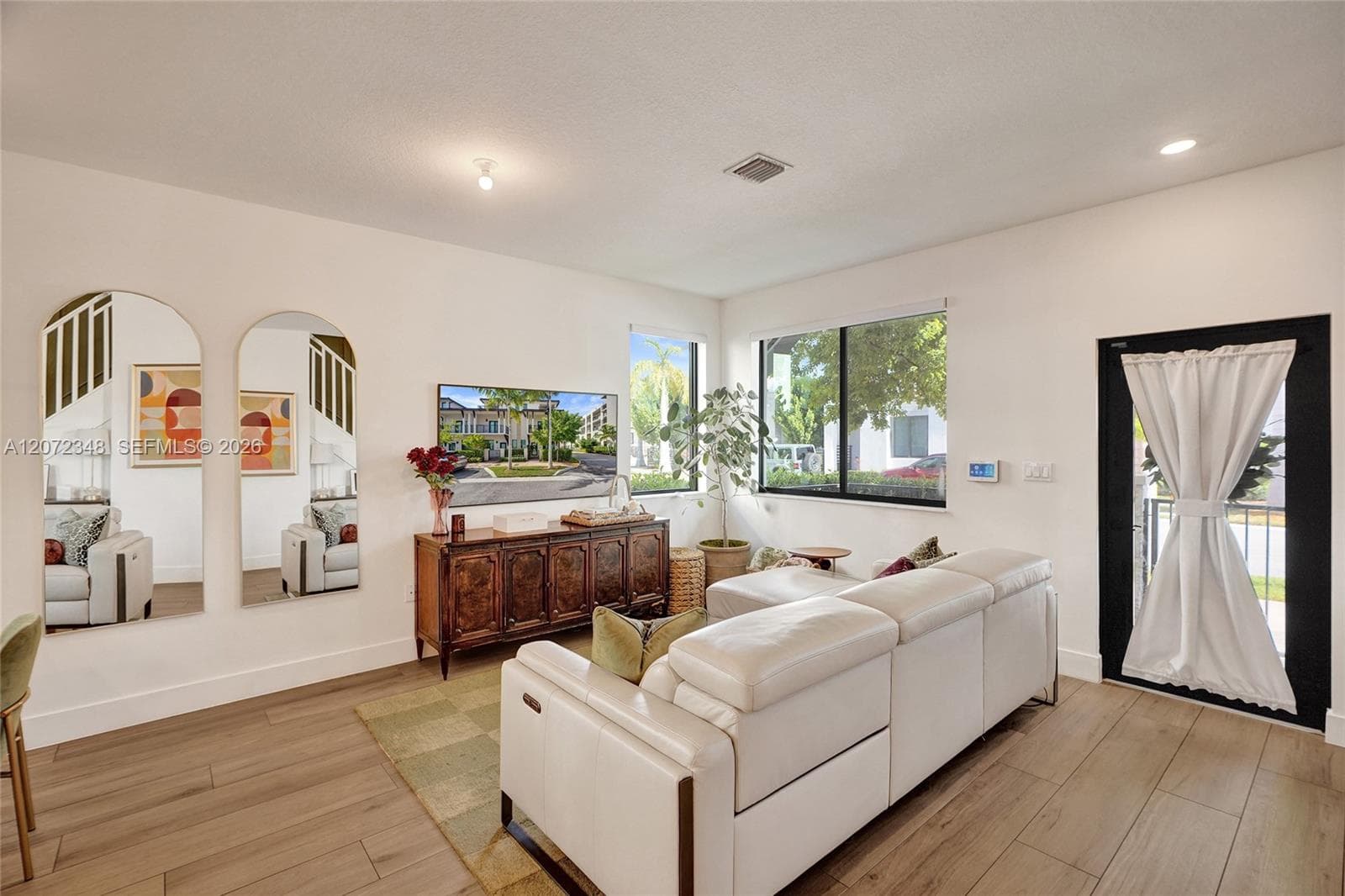 8166 NW 42nd St, Doral FL 33166
