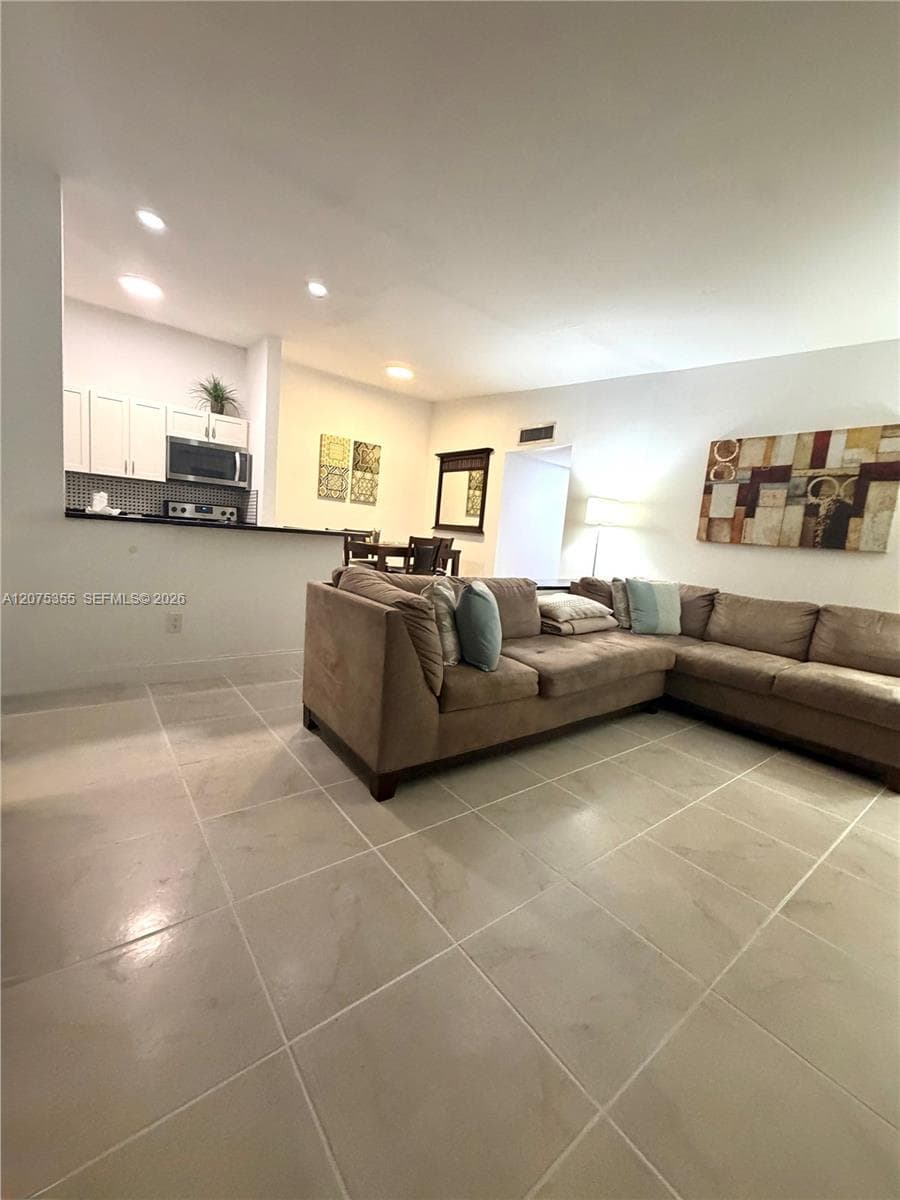 761 NE 199th St # 202, Miami FL 33179